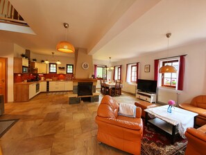 Smart TV, chimenea, reproductor de DVD y tenis de mesa 