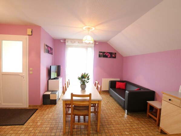 Dining - Charming Coastal Home: WiFi, Baby Gear, Pet-Friendly, BBQ, Near Beach (Surtainville)
