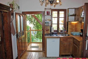 Fridge, microwave, stovetop, coffee/tea maker - • CASA PELU • cozy farmhouse at the foot of the Carpathian Mountains near Sibiu (Vale)