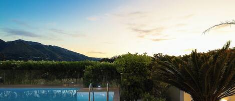 Een verwarmd zwembad en ligstoelen