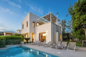 Piscine chauffée, chaises longues