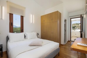 4 bedrooms, soundproofing, iron/ironing board, travel crib