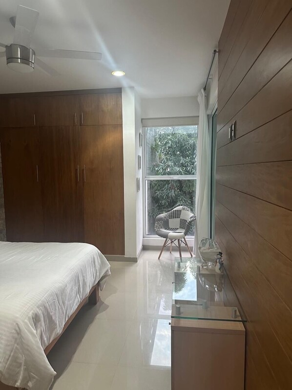 2 chambres, coffres-forts dans les chambres, fer et planche à repasser