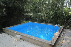 Outdoor pool - Wooden lodge with terrace and swimming pool in a green setting (Les Philiberts)
