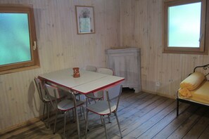 Dining - Wooden lodge with terrace and swimming pool in a green setting (Les Philiberts)