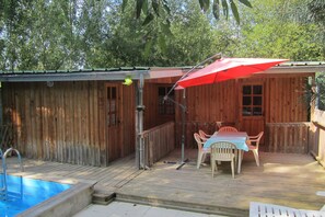 Outdoor dining - Wooden lodge with terrace and swimming pool in a green setting (Les Philiberts)