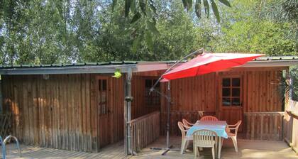 Lodge en bois avec terrasse et piscine dans un cadre verdoyant