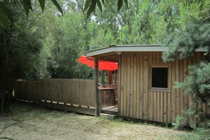 Exterior - Wooden lodge with terrace and swimming pool in a green setting (Les Philiberts)
