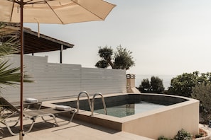 Outdoor pool - newly built stone house ,breathtaking view,close to the shipwreck &the blue cave (Κορίθι)