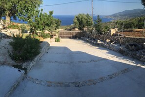 Property grounds - newly built stone house ,breathtaking view,close to the shipwreck &the blue cave (Κορίθι)