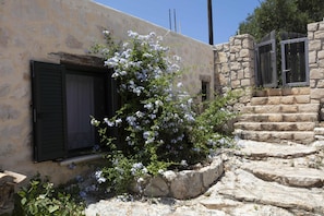 Property grounds - newly built stone house ,breathtaking view,close to the shipwreck &the blue cave (Κορίθι)