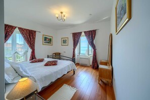 4 makuuhuonetta, työpöytä, silitysrauta/-lauta, ilmainen Wi-Fi