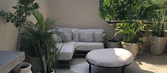 絶対に素晴らしい景色とプールのあるビーチへの簡単な散歩。