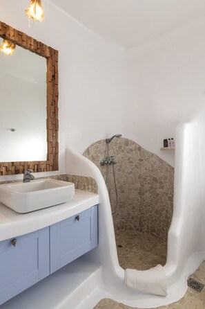 Douche, sèche-cheveux, serviettes fournies