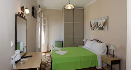 Lefcothea Guest Room 1 am Hafen von Lakka Paxos