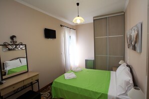 1 bedroom, travel cot, free WiFi, bed sheets - Lefcothea Guest Room 1 on harbour of Lakka Paxos (Lakka)