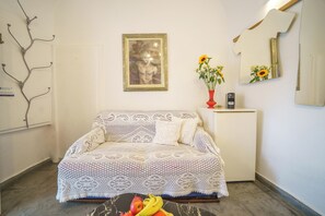 Smart TV, books, stereo -  TRADITIONAL STUDIO in the heart of old OIA (SANTORINI)