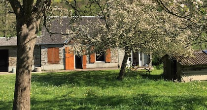 Petite maison o bord de l'eau.