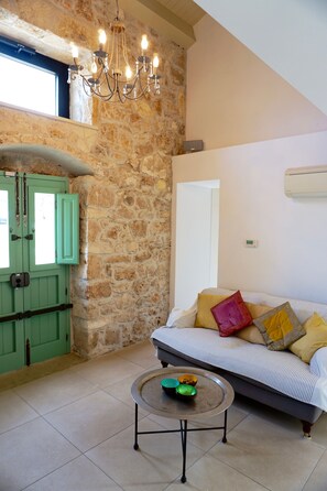 Smart-TV, Bücher, Stereoanlage