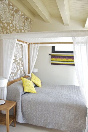 2 bedrooms, Egyptian cotton sheets, iron/ironing board, travel crib