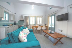 Smart-TV, bøker og stereoanlegg