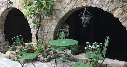 Historique du 12ème siècle, le château de Boussagues, unique appartement indépendant