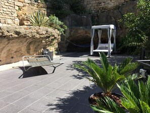 Terrace/patio - Historic 12th Century Chateau de Boussagues, Unique Self-Contained Apartment (La Tour-Sur-Orb)