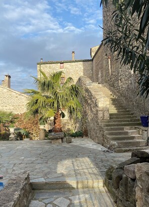 Property grounds - Historic 12th Century Chateau de Boussagues, Unique Self-Contained Apartment (La Tour-Sur-Orb)