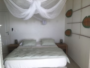 5 bedrooms, iron/ironing board, WiFi, bed sheets