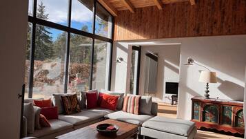 Smart-TV, Kamin, DVD-Player, Bücher