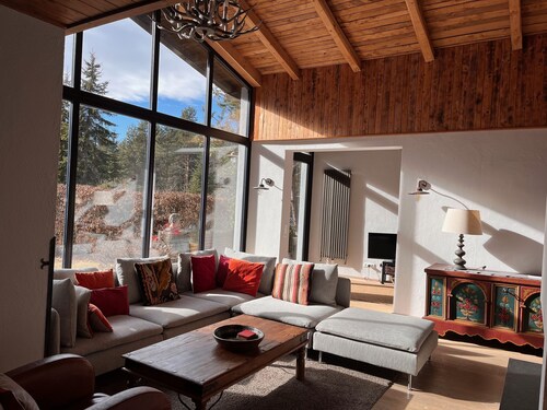 Luxus Chalet mit 5 Schlafzimmern und 3 Bädern in Hanglage mit Blick auf die italienische Grenze.