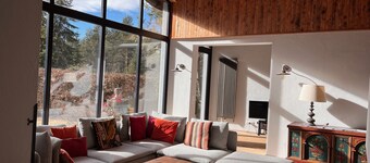 Luxueux chalet de 5 chambres, 3 salles de bain à flanc de colline avec vue sur la frontière italienne.