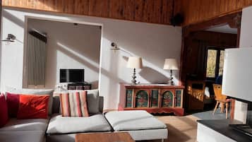 Smart TV, chimenea, reproductor de DVD y libros