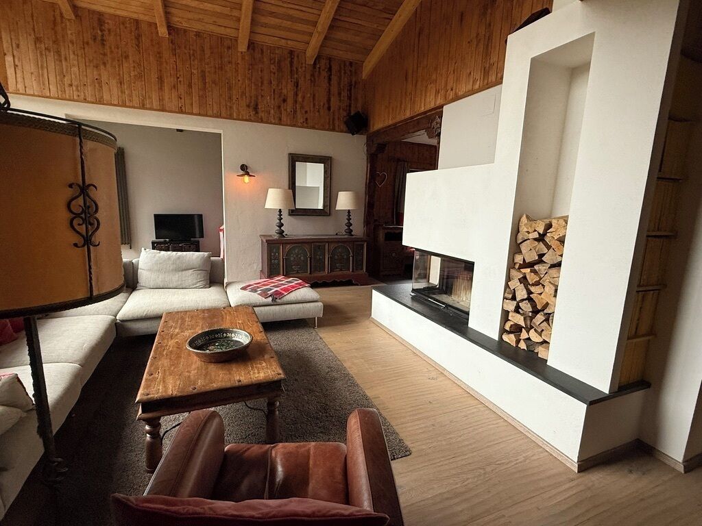 Smart-tv, een open haard, een dvd-speler en boeken