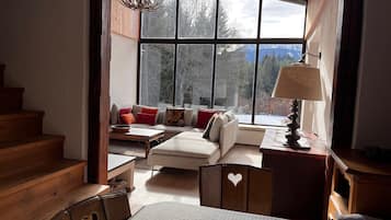 Smart TV, chimenea, reproductor de DVD y libros