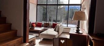 Lussuoso chalet con 5 camere da letto e 3 bagni con vista sul confine italiano.
