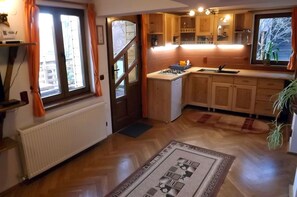 Réfrigérateur, four à micro-ondes, surface de cuisson