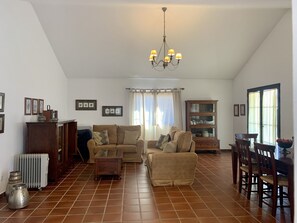 Een televisie en een stereo