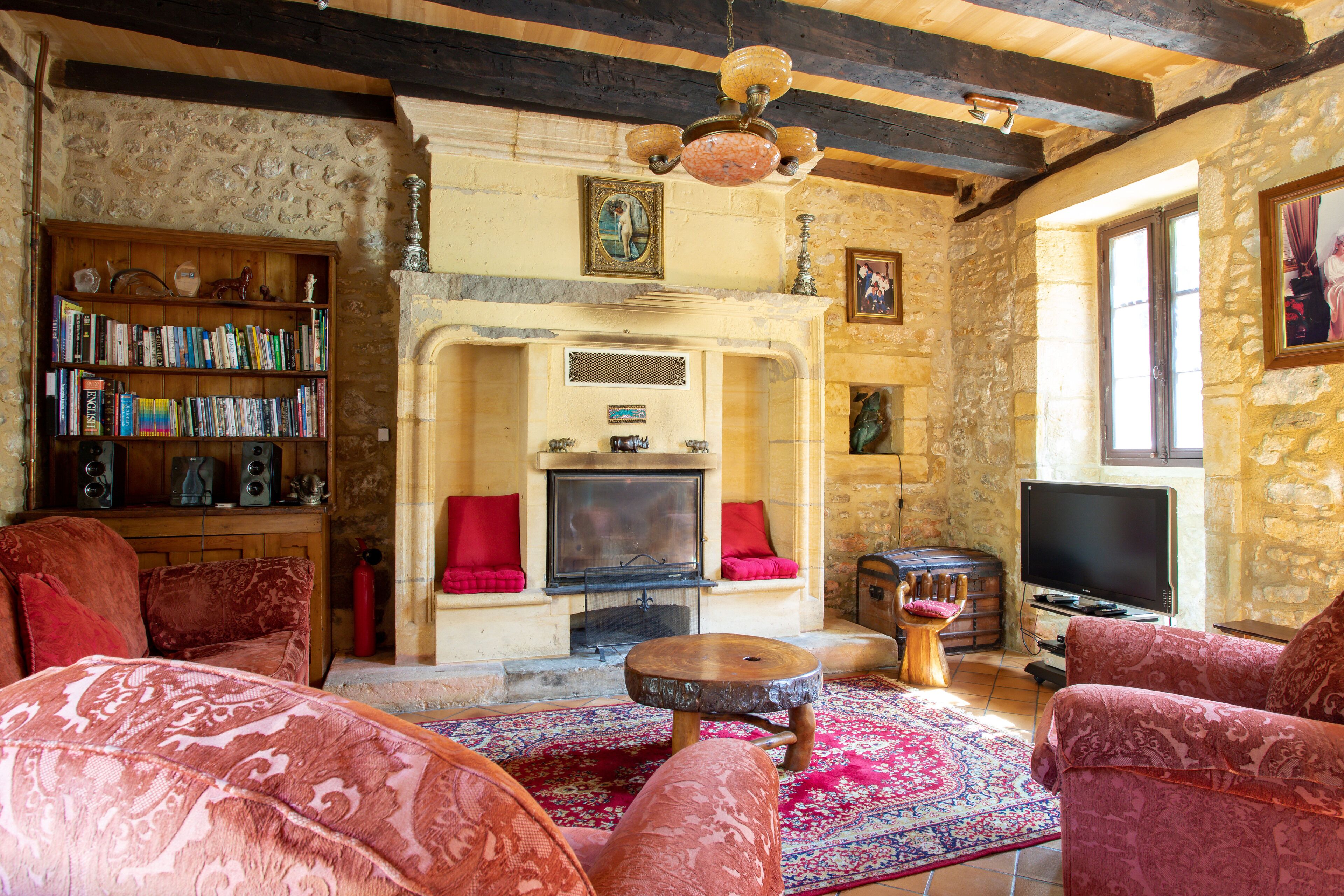 TV connectée, cheminée, lecteur de DVD, table de tennis de table