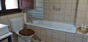 Badewanne, Haartrockner, Handtücher, Seife
