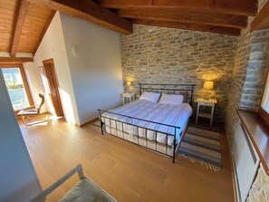 4 bedrooms, desk, iron/ironing board, travel cot