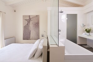 4 habitaciones, escritorio y tabla de planchar con plancha 