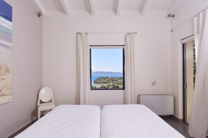 4 soverom, skrivebord, strykejern/-brett og reiseseng for barn