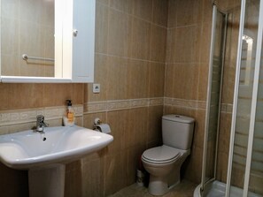 Shower, bidet, towels