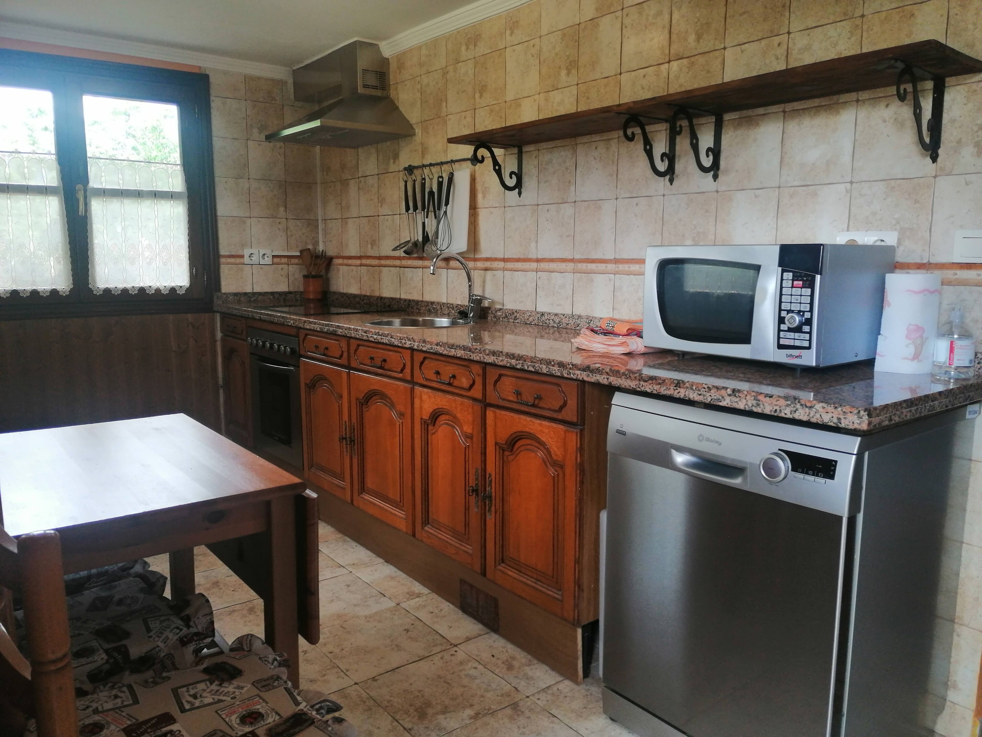 Frigorífic, microones, forn i placa de cuina 