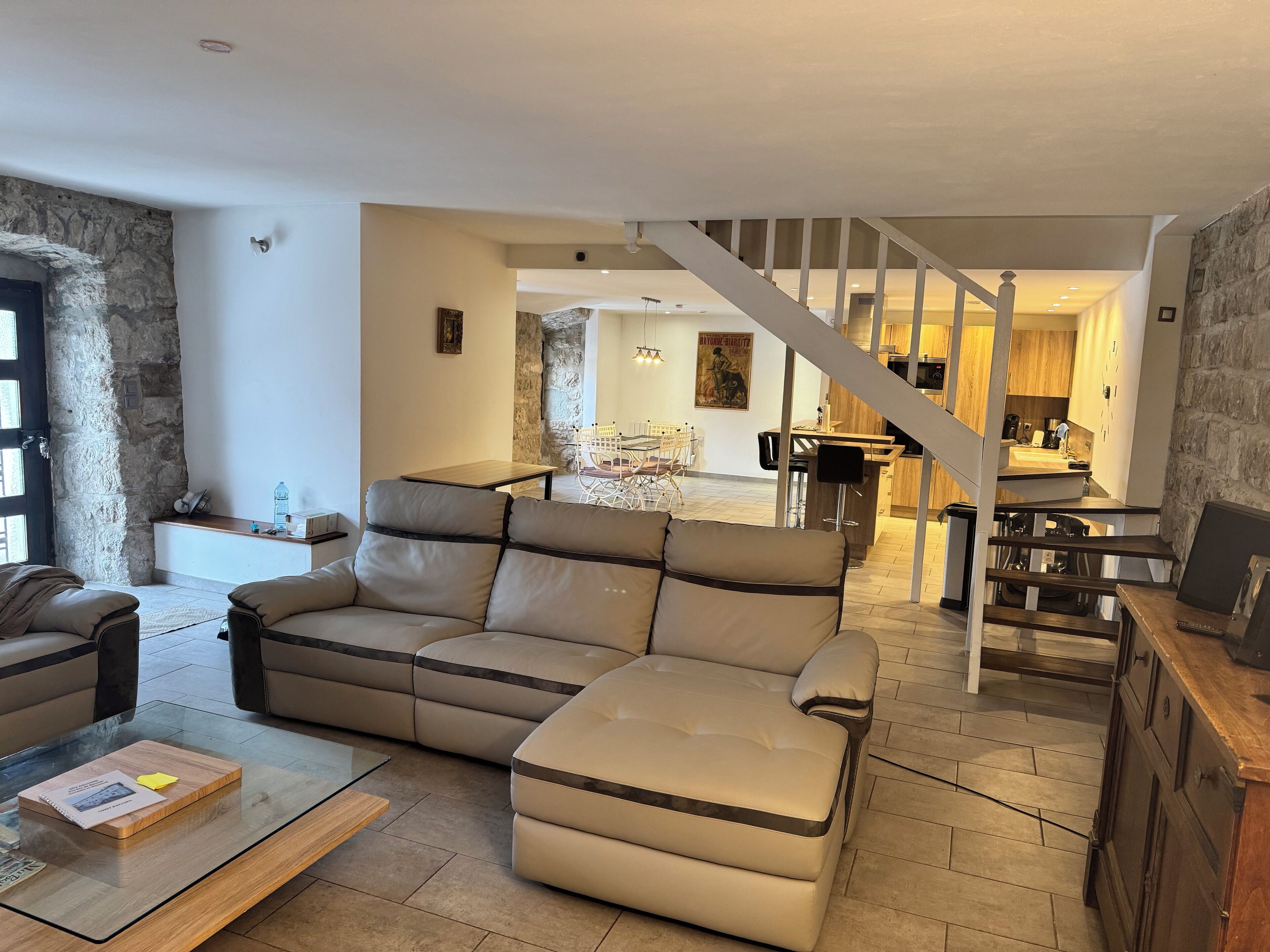 تلفزيون، مدفأة، ستيريو