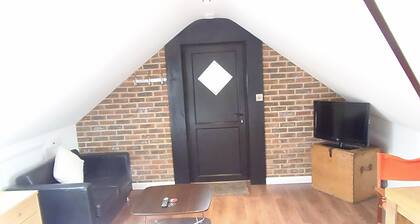 Detached 1st Floor Studio Flat