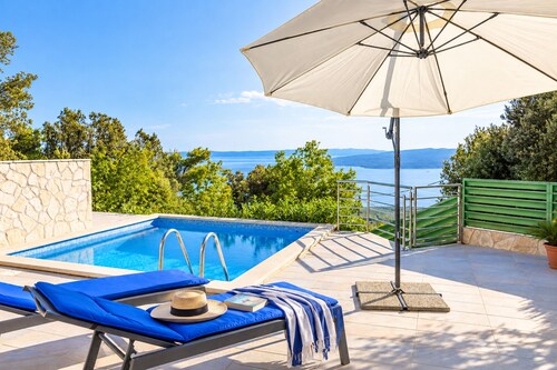 Cottage with pool and sea view