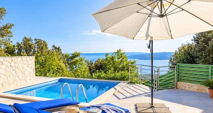 Cottage with pool and sea view
