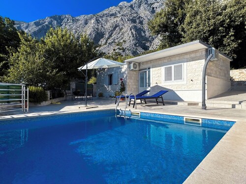 Cottage with pool and sea view